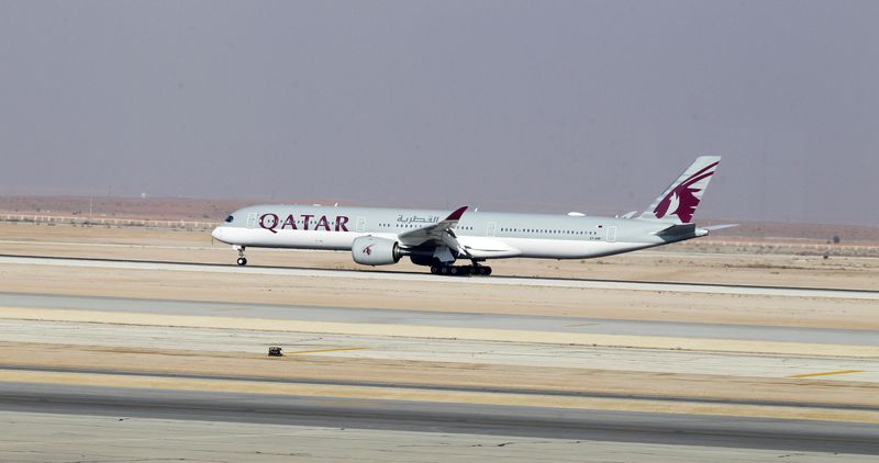 © Reuters. طائرة تابعة للخطوط الجوية القطرية تهبط في مطار الملك خالد الدولي بالرياض في صورة من أرشيف رويترز.