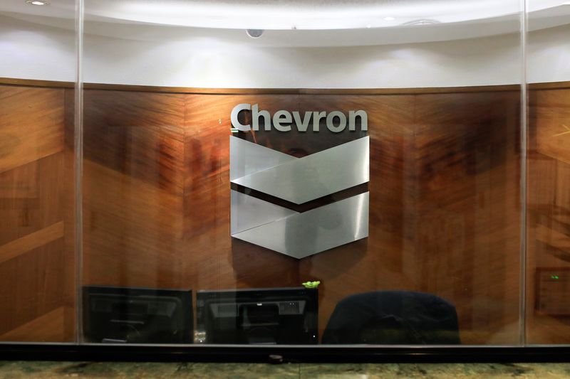 &copy; Reuters. FOTO DE ARCHIVO: El logotipo de Chevron, en la oficina de la compañía en Caracas, Venezuela. 25 de abril de 2018. REUTERS/Marco Bello