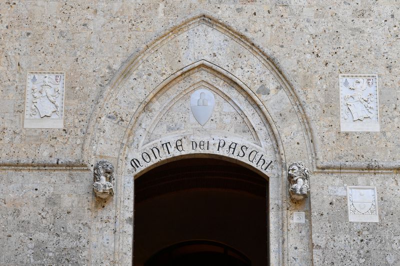 &copy; Reuters. FILE PHOTO: The entrance to the headquarters of Monte dei Paschi di Siena (MPS), the oldest bank in the world, in Siena, Italy, August 11, 2021. Picture taken August 11, 2021. REUTERS/Jennifer Lorenzini