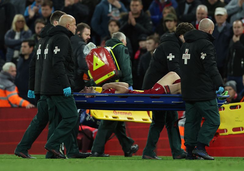 &copy; Reuters.  Oct 16, 2022 
Foto del domingo del delantero del Liverpool Diogo Jota siendo retirado en camilla tras sufrir una lesión 
REUTERS/Phil Noble