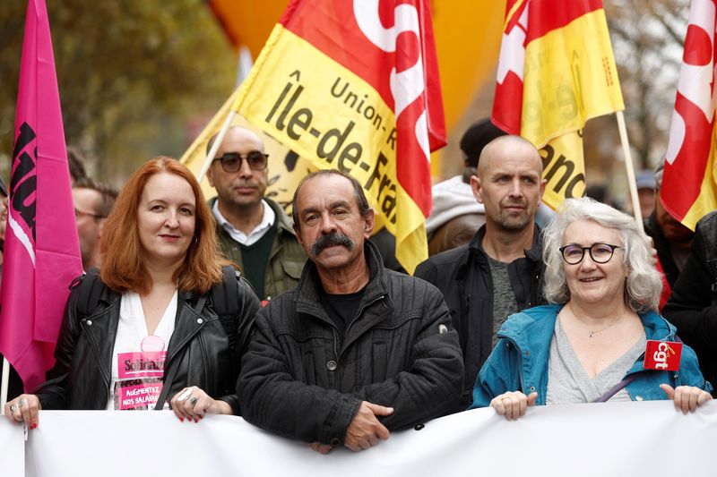 &copy; Reuters. El líder del sindicato francés CGT, Philippe Martinez, asiste a una manifestación en París como parte de una jornada de huelga nacional en protesta por mayores salarios y en contra de requisiciones en refinerías en Francia. Octubre 18, 2022. REUTERS/