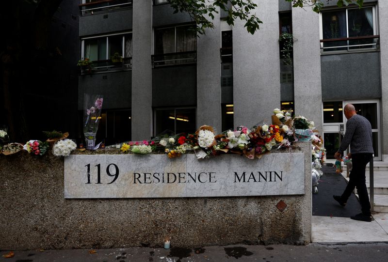 &copy; Reuters. زهور ورسائل خارج المبنى الذي عاشت فيه الفتاة البالغة من العمر 12 عامًا والتي قُتلت بوحشية في الحي التاسع عشر في باريس يوم الثلاثاء. تصوير: جون