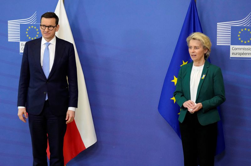&copy; Reuters. La présidente de la Commission européenne Ursula von der Leyen et le Premier ministre polonais Mateusz Morawiecki. Photo d'archives/REUTERS/Virginia Mayo
