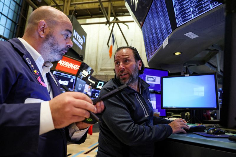 &copy; Reuters. متعاملان خلال التداول في بورصة نيويورك يوم الاثنين. تصوير: برندان مكدرميد - رويترز. 
