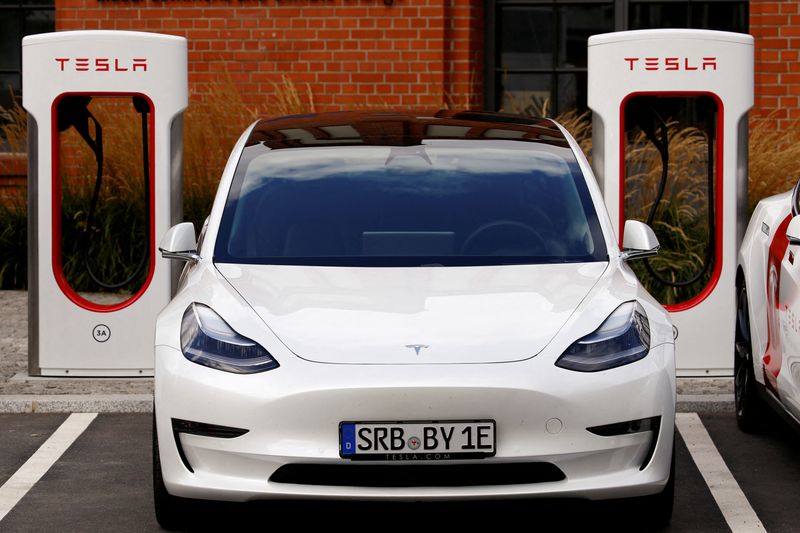 &copy; Reuters. FILE PHOTO: Tesla cars are seen at the V3 supercharger equipment during the presentation of the new charge system in the EUREF campus in Berlin, Germany Sept. 10, 2020. REUTERS/Michele Tantussi