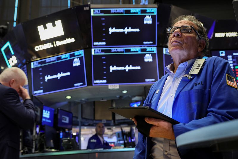 © Reuters. Traders work on the floor of the New York Stock Exchange (NYSE) in New York City, U.S., October 17, 2022. REUTERS/Brendan McDermid