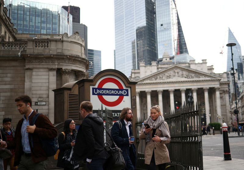 © Reuters. FILE PHOTO: People exit Bank underground station in the City of London financial district during rush hour in London, Britain, October 3, 2022. REUTERS/Henry Nicholls