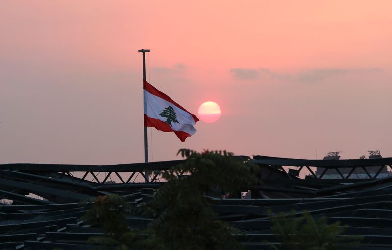 &copy; Reuters. العلم اللبناني في صورة من أرشيف رويترز.