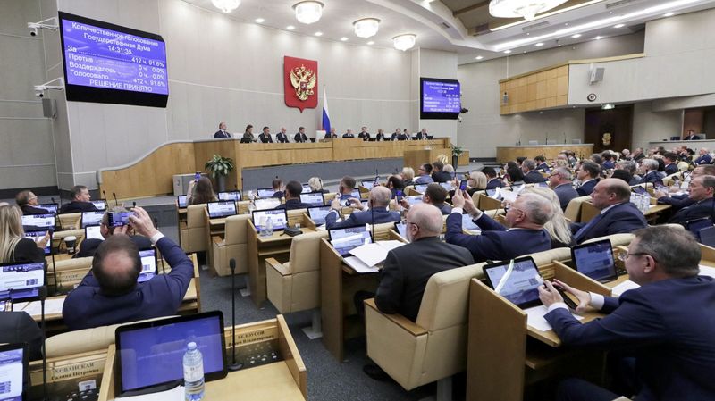 &copy; Reuters. ロシア下院（写真）は１８日、本会議のライブ中継を無期限に停止した。審議の大半がウクライナでの戦争に関連する議題のため、センシティブな議論を必要とする「情報をわれわれの敵か