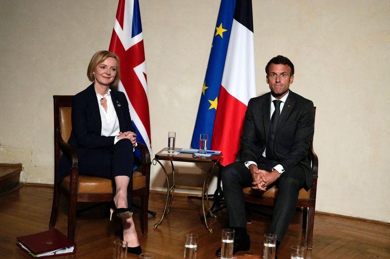 &copy; Reuters. La Première ministre britannique Liz Truss et Emmanuel Macron lors d'une rencontre en marge d'un sommet européen à Prague. /Photo prise le 6 octobre 2022/REUTERS/Alastair Grant