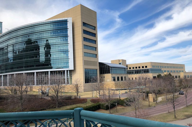 &copy; Reuters. FILE PHOTO: The Minneapolis Federal Reserve bank is pictured in Minneapolis, Minnesota, U.S., April 9, 2019. REUTERS/Howard Schneider