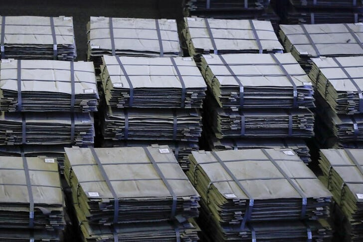 © Reuters. Imagen de archivo de láminas de níquel apiladas en la factoría Kola Mining and Metallurgical Company (Kola MMC), subsidiaria de la firma minera Nornickel, en Monchegorsk, Rusia. 25 febrero 2021. REUTERS/Evgenia Novozhenina
