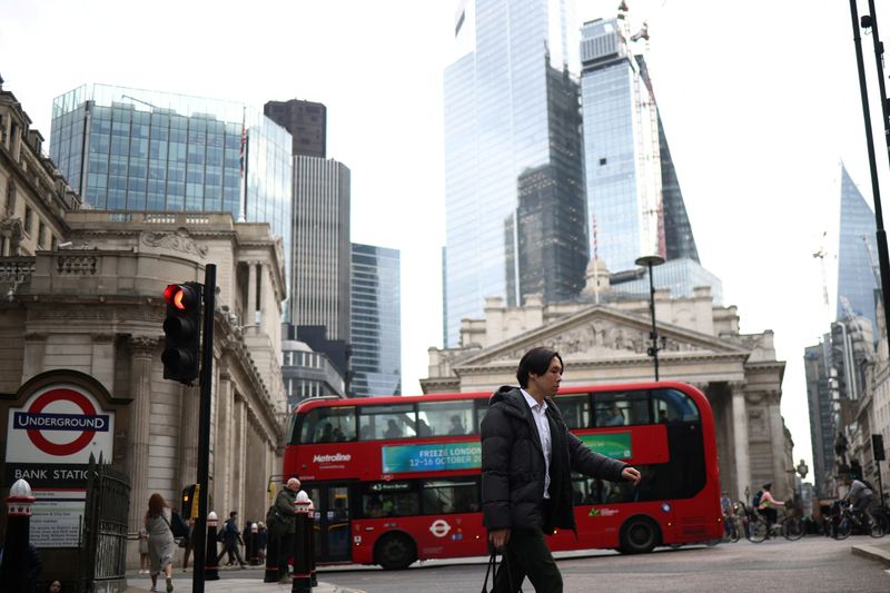 &copy; Reuters. FILE PHOTO: People walk through the City of London financial district during rush hour in London, Britain, October 3, 2022. REUTERS/Henry Nicholls