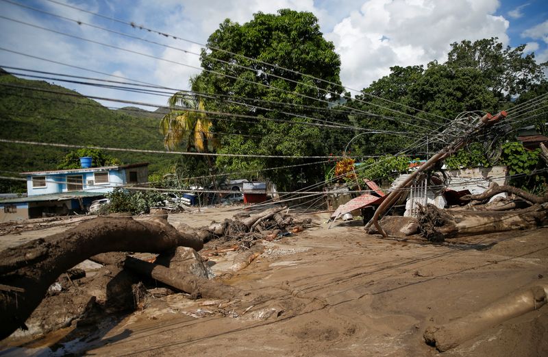 &copy; Reuters. جانب من الدمار الذي تسببت فيه فيضانات في مدينة ماراكاي بفنزويلا في صورة التقطت يوم الثلاثاء. تصوير: ليوناردو فرنانديز فيلوريا - رويترز. 