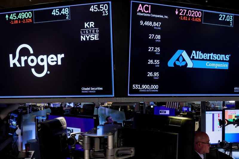 &copy; Reuters. Traders work as screens display the trading information for Kroger Co and Albertsons Cos Inc. on the floor of the New York Stock Exchange (NYSE) in New York City, U.S., October 14, 2022. REUTERS/Brendan McDermid