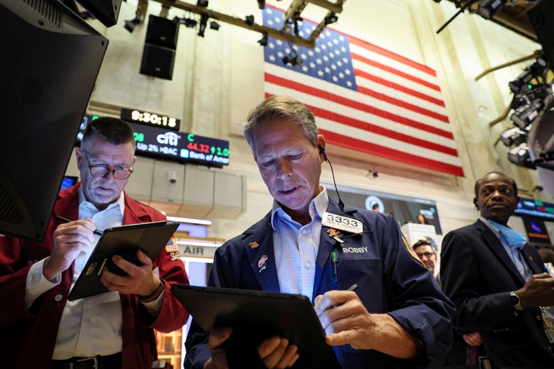 &copy; Reuters. متعاملون خلال التداول في بورصة وول ستريت في نيويورك يوم الاثنين. تصوير: بريندان ماكدرميد - رويترز. 
