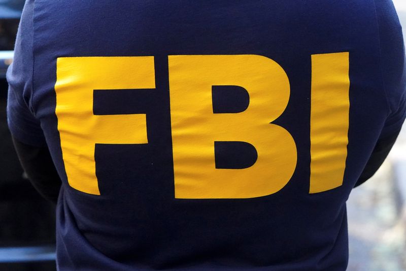 © Reuters. FILE PHOTO - An FBI logo is pictured on an agent's shirt in the Manhattan borough of New York City, New York, U.S. October 19, 2021. REUTERS/Carlo Allegri