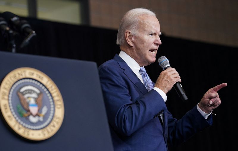 © Reuters. FILE PHOTO - U.S. President Joe Biden speaks about lowering costs for American families during a visit to the East Portland Community Center in Portland, Oregon, U.S., October 15, 2022.  REUTERS/Kevin Lamarque