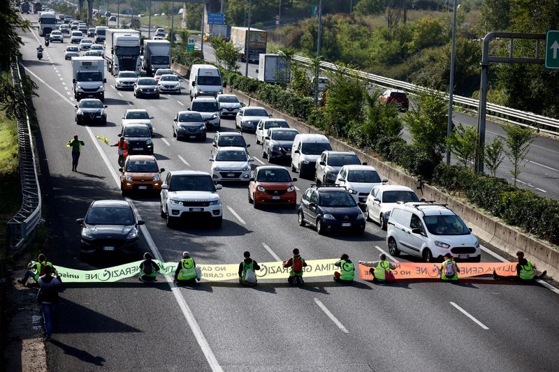 &copy; Reuters. FILE PHOTO: Italy's ''Ultima Generazione'' (Last Generation) climate activists block a motorway to highlight the need to combat the climate crisis, in Rome, Italy, October 17, 2022. REUTERS/Yara Nardi/File Photo