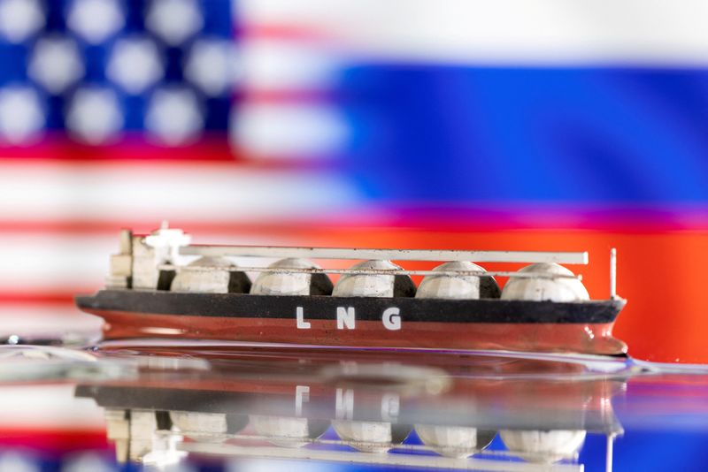 &copy; Reuters. FILE PHOTO: Model of LNG tanker is seen in front of U.S. and Russian flags in this illustration taken May 19, 2022. REUTERS/Dado Ruvic/Illustration/File Photo