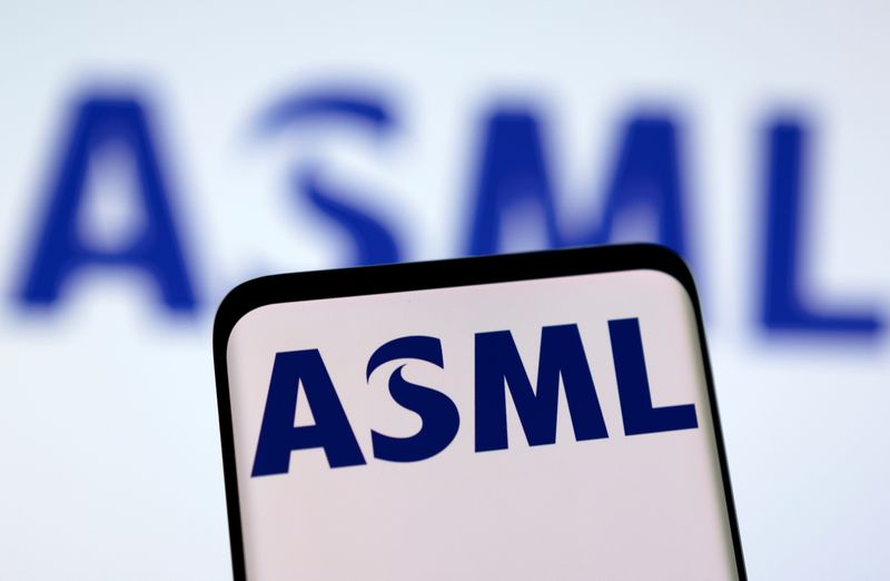 ASML affiche un 3e trimestre meilleur qu'attendu, pas d'impact des sanctions américaines contre la Chine