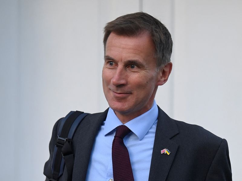 &copy; Reuters. Britain's Chancellor of the Exchequer Jeremy Hunt walks outside his house in London, Britain, October 18, 2022. REUTERS/Toby Melville