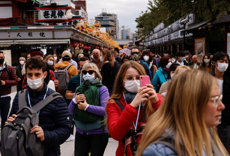 © Reuters. Tourists from abroad stroll at Nakamise street leading to Senso-ji temple at Asakusa district, a popular sightseeing spot, in Tokyo, Japan, October 19, 2022. REUTERS/Issei Kato