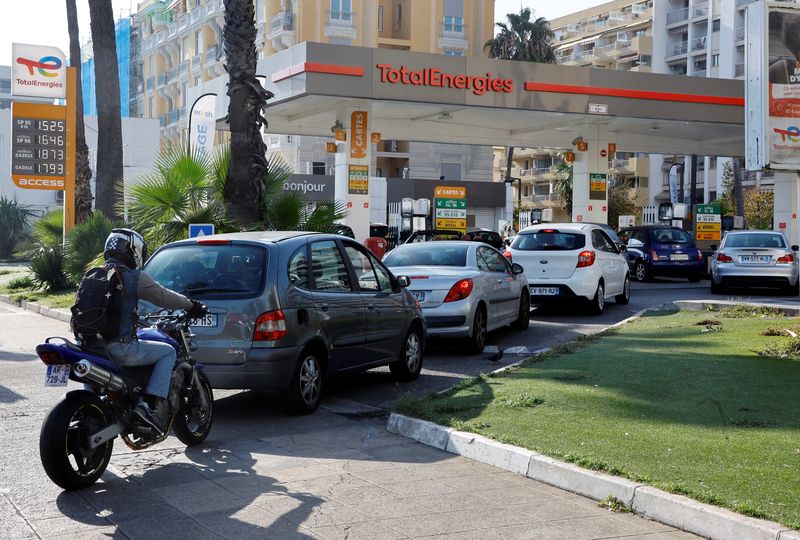 &copy; Reuters. FOTO DE ARCHIVO. Conductores de automóviles hacen cola para llenar su depósito de combustible en una gasolinera de TotalEnergies en Niza, Francia. 17 de octubre de 2022. REUTERS/Eric Gaillard