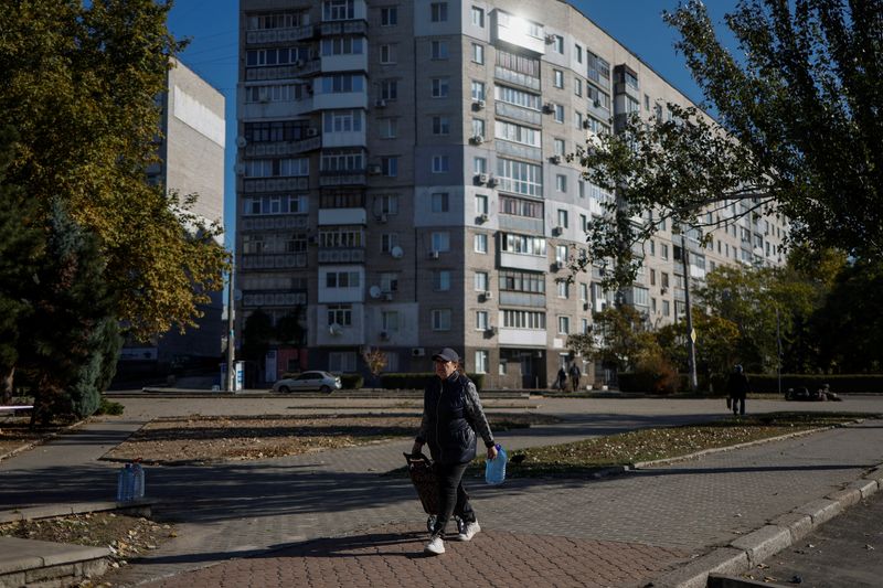 &copy; Reuters.  １０月１９日、ウクライナ南部ヘルソン州の親ロシア派幹部は、約５万─６万人をロシアとドニプロ（ドニエプル）川左岸に避難させると発表した。ウクライナ南部ミコライウで１６日撮