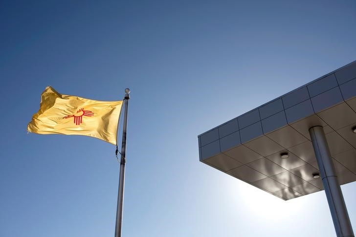 © Reuters. The state flag of New Mexico flies outside the county court house in Grants, New Mexico, U.S., February 28, 2019. Picture taken February 28, 2019. REUTERS/Adria Malcolm