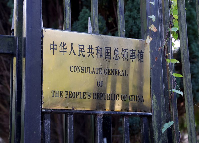 &copy; Reuters. FOTO DE ARCHIVO. Vista general de la señalización en el exterior del Consulado General de China en Mánchester, Reino Unido. 17 de octubre de 2022. REUTERS/Phil Noble