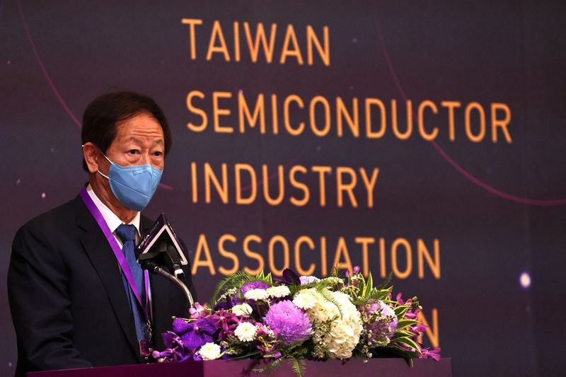 &copy; Reuters. 半導体受託生産で世界最大手の台湾積体電路製造（ＴＳＭＣ）の劉徳音会長は１９日、台湾と中国、そして米国と中国の間の緊張の高まりは半導体業界にとって「より深刻な」試練となって