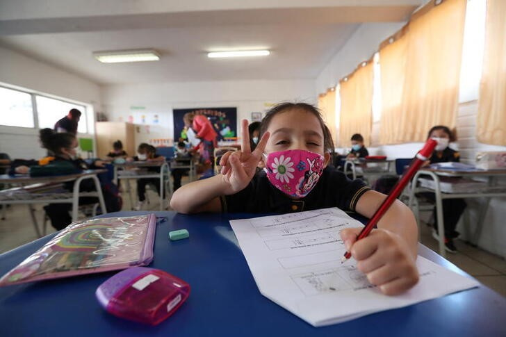 &copy; Reuters. Imagen de archivo de unos alumnos en una clase de un colegio en Santiago, Chile. 1 marzo 2021. REUTERS/Iván Alvarado