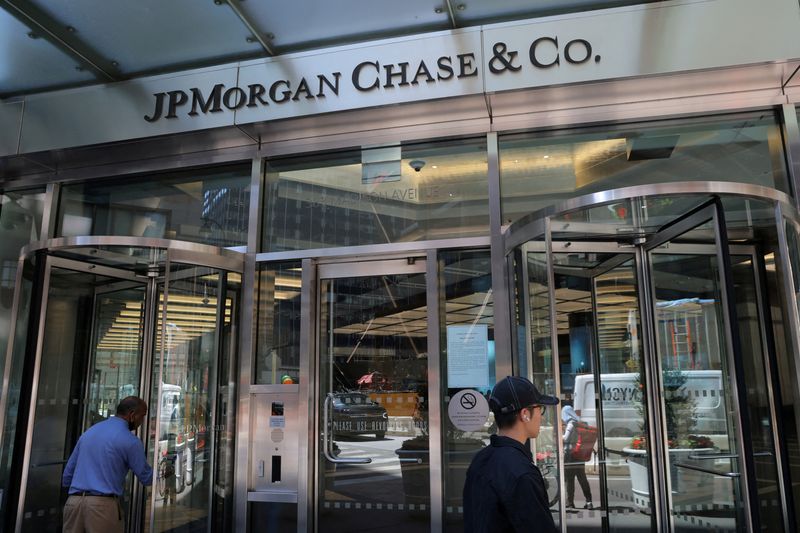 &copy; Reuters. FILE PHOTO: A person enters the JPMorgan Chase & Co. New York Head Quarters in Manhattan, New York City, U.S., June 30, 2022. REUTERS/Andrew Kelly