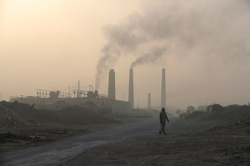 &copy; Reuters. أدخنة تتصاعد من مصانع للطوب في نهروان ببغداد في الخامس من يونيو حزيران 2022. تصوير: ثائر السوداني -رويترز.