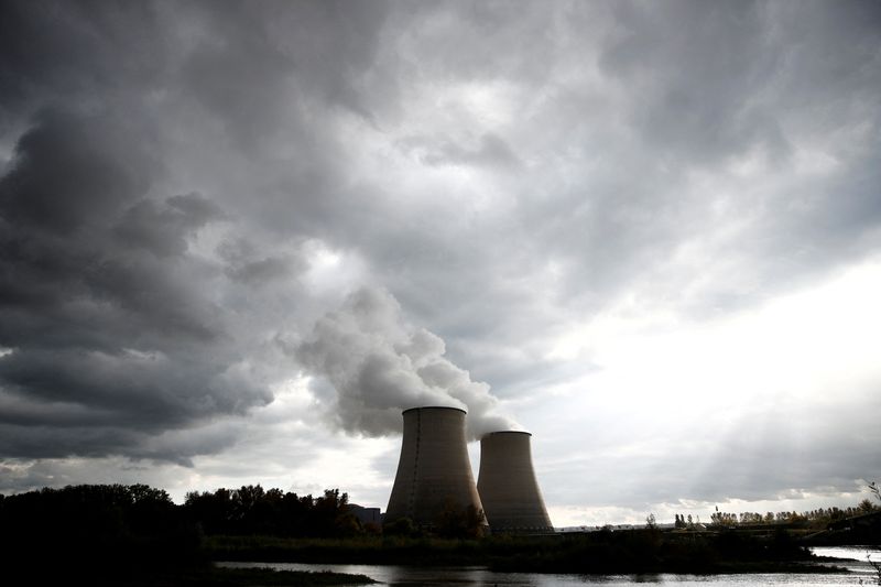 &copy; Reuters. FILE PHOTO: Steam rises from cooling towers of the Electricite de France (EDF) nuclear power plant in Belleville-sur-Loire, France October 12, 2021. REUTERS/Benoit Tessier
