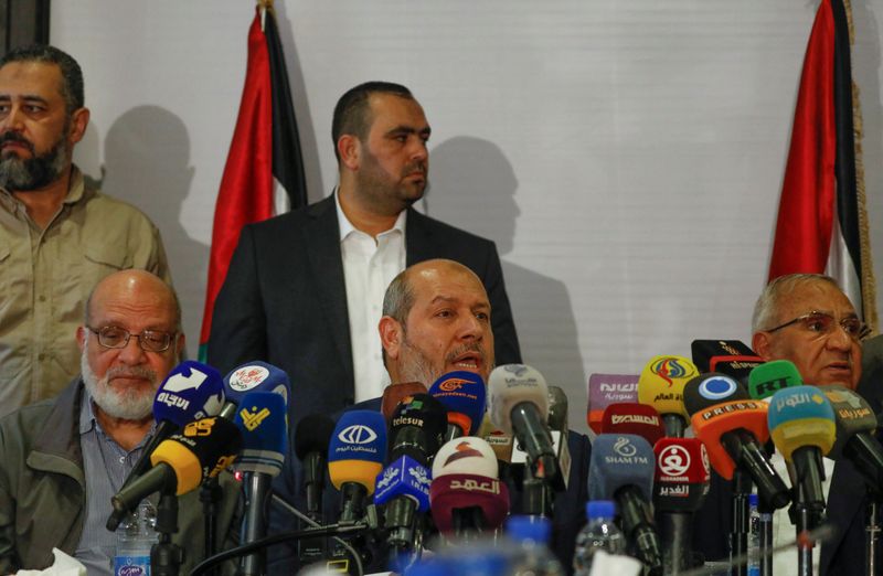 &copy; Reuters. قال خليل الحية رئيس وفد حركة المقاومة الإسلامية (حماس) الذي يزور دمشق يتحدث في مؤتمر صحفي يوم الأربعاء. تصوير: يمام الشاعر - رويترز