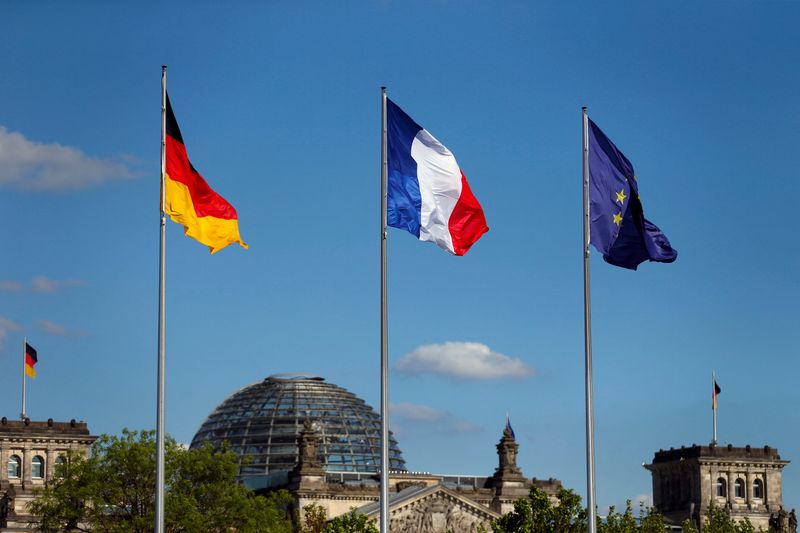 &copy; Reuters. Les drapeaux de l'Allemagne, de la France et de l'Union européenne devant la Chancellerie allemande. /Photo d'archives/REUTERS/Hannibal Hanschke