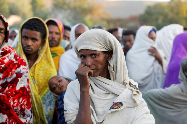 &copy; Reuters. Imagen de archivo de decenas de personas esperando para recibir donaciones de alimentos en la escuela primaria Tsehaye, en Shire, Tigray, Etiopía. 15 marzo 2021. REUTERS/Baz Ratner