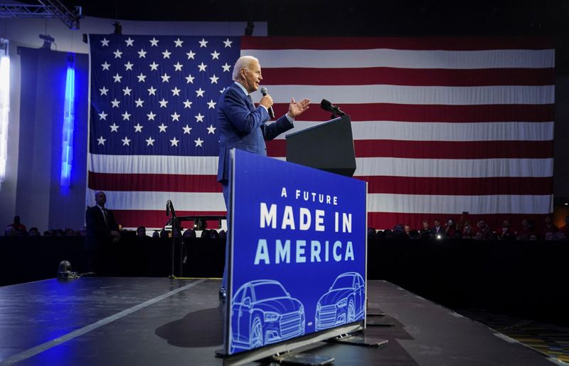 &copy; Reuters. FOTO DE ARCHIVO: El presidente de Estados Unidos, Joe Biden, pronuncia un discurso para destacar la fabricación de vehículos eléctricos en Estados Unidos, durante una visita al Salón del Automóvil de Detroit, en Detroit, Michigan, Estados Unidos. 14 