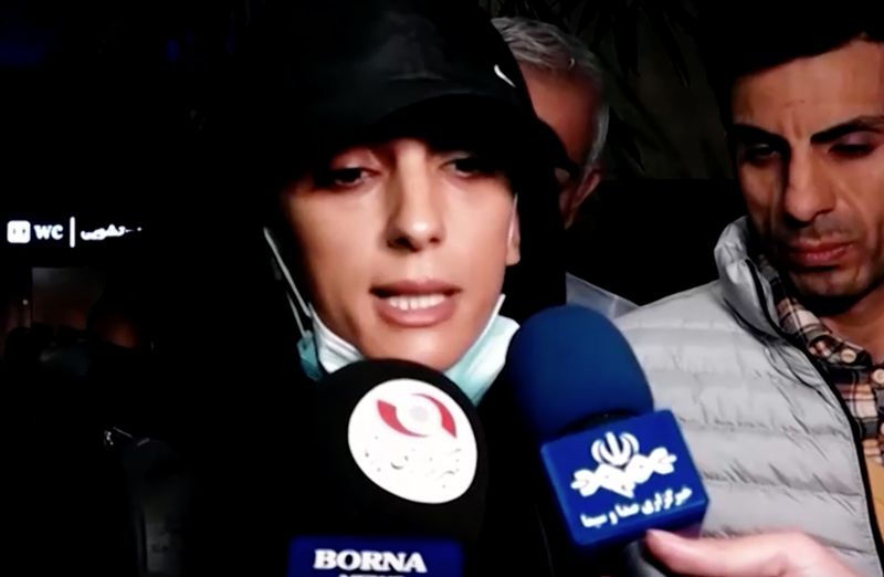 &copy; Reuters. Alpinista iraniana Elnaz Rekabi concede entrevista no aeroporto de Teerã
19/10/2022
WANA via REUTERS TV