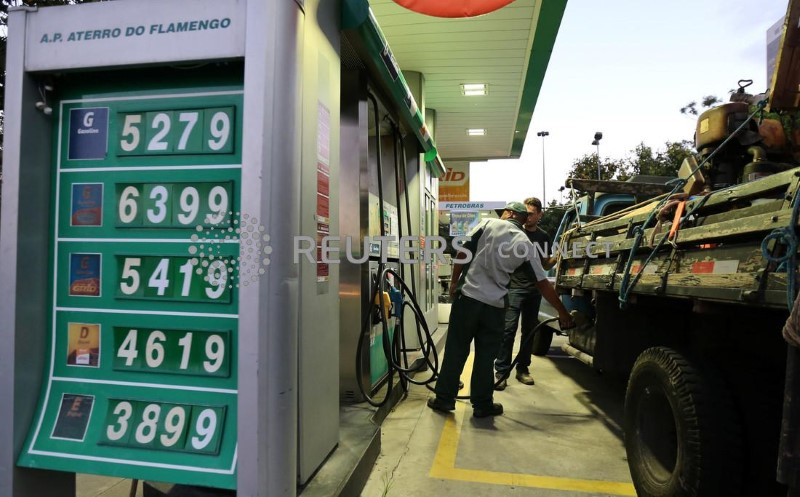 &copy; Reuters. Caminhão é abastecido a diesel em posto da Petrobras no Rio de Janeiro
29/05/2018
REUTERS/Sergio Moraes