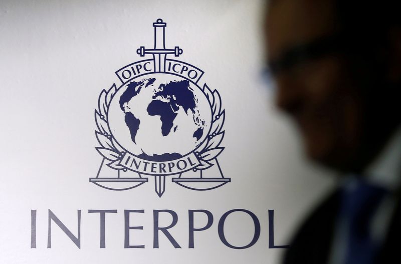 © Reuters. FOTO DE ARCHIVO: Un hombre pasa frente a un logo de Interpol en Singapur, 30 septiembre del 2014. REUTERS/Edgar Su/Foto de Archivo 