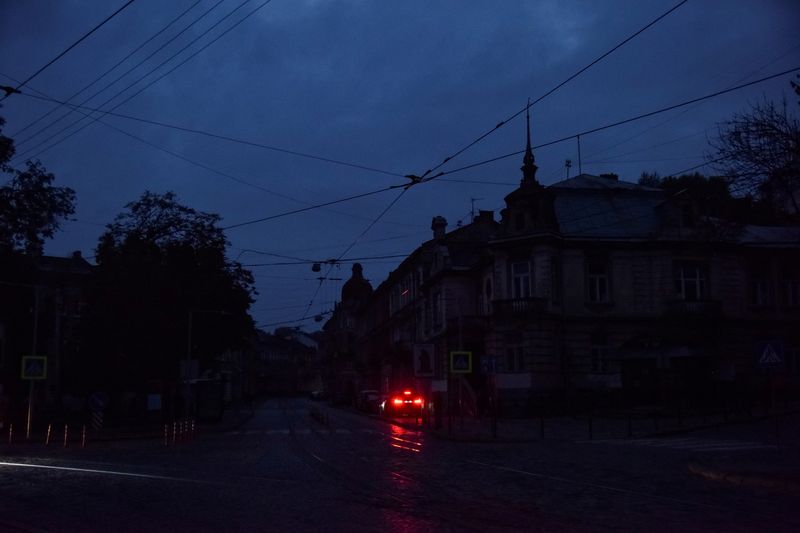 &copy; Reuters. FILE PHOTO: A view shows the city centre without electricity after critical civil infrastructure was hit by a Russian missile attacks in Lviv, Ukraine October 11, 2022.  REUTERS/Pavlo Palamarchuk/File Photo