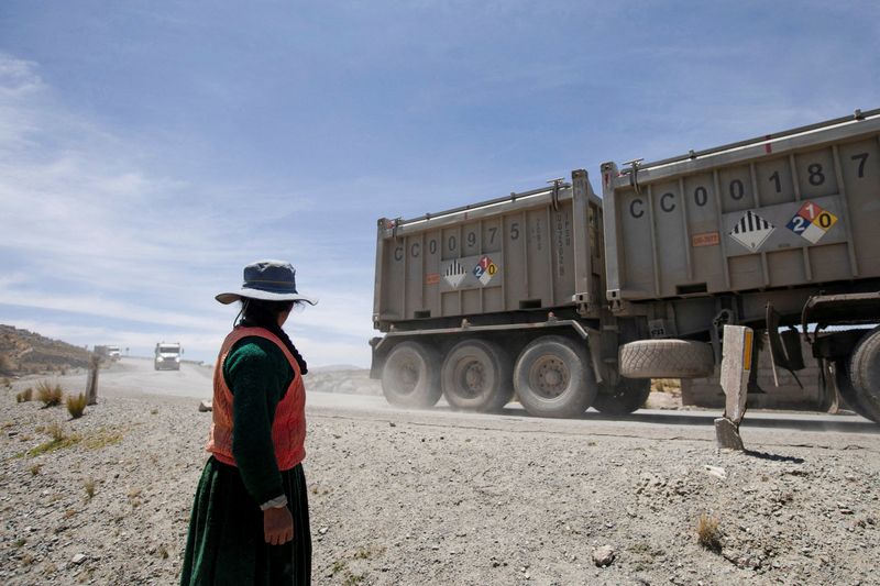 &copy; Reuters. Foto de archivo ilustrativa de una mujer viendo un camión pasando en una ruta usada por las mineras en la comunidad de Chumbivilcas, en las afueras de Cusco
Oct 13, 2021. REUTERS/Angela Ponce
