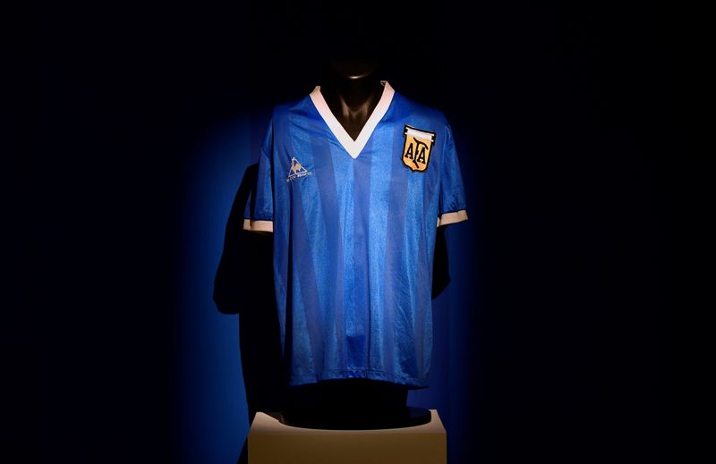 &copy; Reuters. قميص كان يرتديه لاعب كرة القدم الأرجنتيني دييجو مارادونا في ربع نهائي كأس العالم 1986 أمام إنجلترا قبل عرضه في مزاد علني في لندن يوم 20 أبريل ني