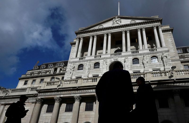 &copy; Reuters. １９日の英国債市場で３０年債利回りが２週間超ぶりに４％を下回った。２０１６年３月、ロンドンの英中銀前で撮影（２０２２年　ロイター/Toby Melville/File Photo）