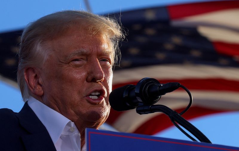 © Reuters. FILE PHOTO - Former U.S. President Donald Trump speaks during a rally ahead of the midterm elections, in Mesa, Arizona, U.S., October 9, 2022.  REUTERS/Brian Snyder