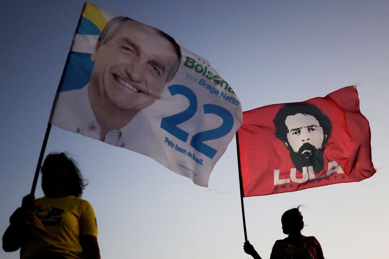 &copy; Reuters. Apoiadores do presidente e candidato à reeleição Jair Bolsonaro e do ex-presidente Luiz Inácio Lula da Silva fazem campanha em Brasília. 13/10/2022. REUTERS/Ueslei Marcelino