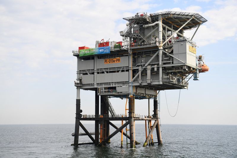&copy; Reuters. FILE PHOTO: A platform from Neptune Energy is seen where Poshydon is testing converting green energy to hydrogen in Scheveningen, Netherlands August 25, 2022. REUTERS/Piroschka van de Wouw